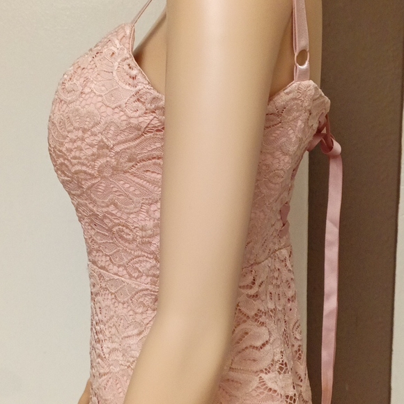 Bebé Scallop Lace midi Dress - Picture 3 of 12